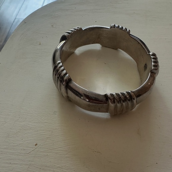 Silver Ring with Ribbed Design - Picture 4 of 4